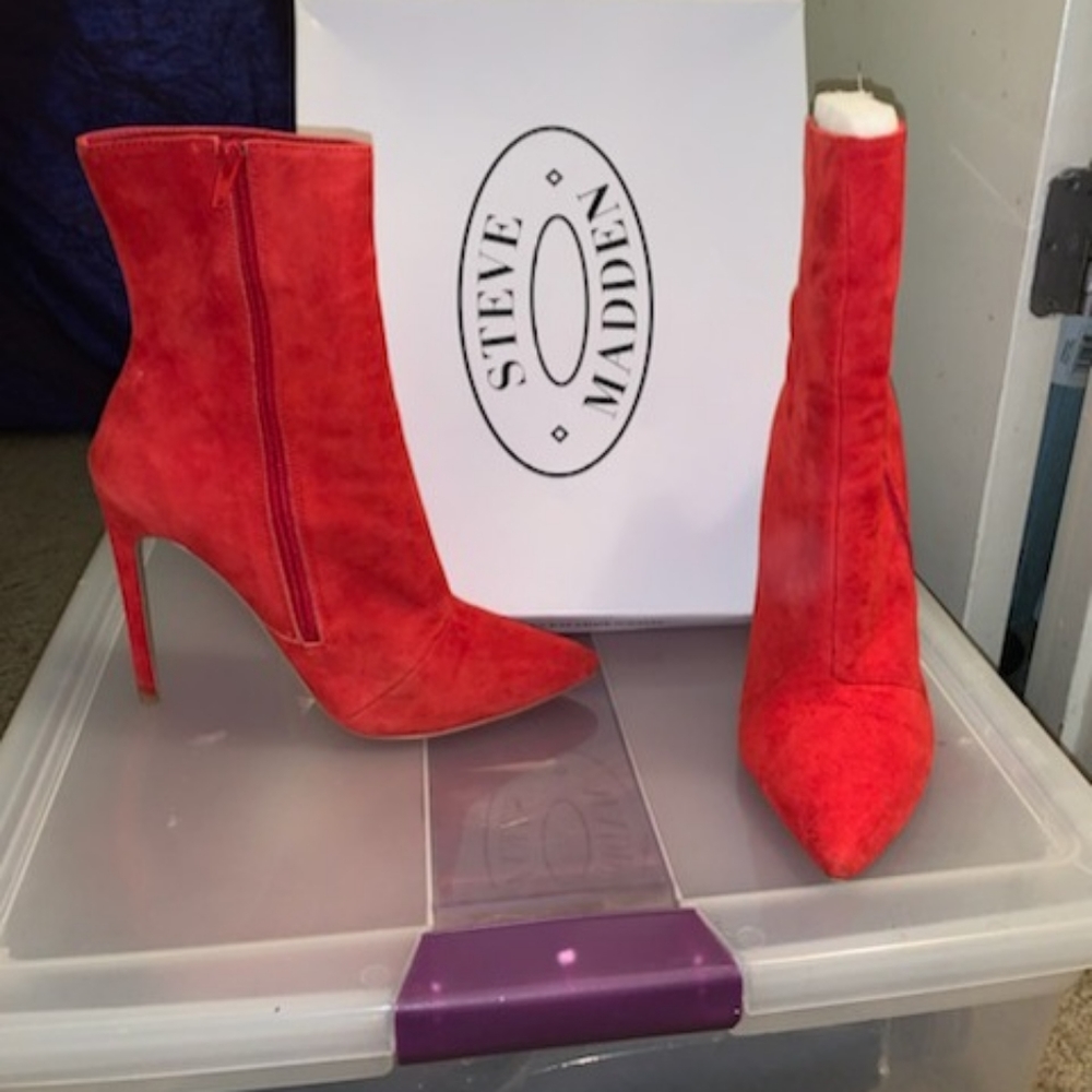 Red Velvet 8.5 Steve Madden boots